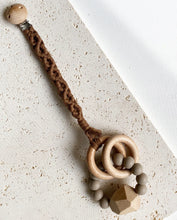 Charger l'image dans la galerie, Attache-tétine en macramé - brique