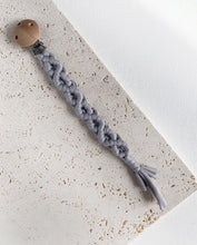 Charger l'image dans la galerie, Attache-tétine macramé - gris clair